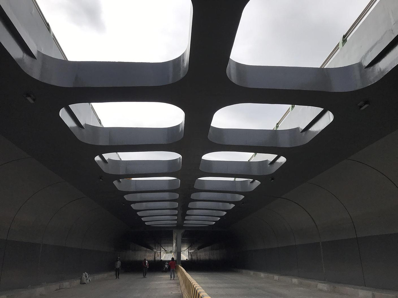 Cầu vượt tại nút giao thông phía tây cầu Trần Thị Lý với quy mô 3 tầng. Tầng trên bố trí cầu vượt thép trên đường 2/9; tầng mặt đất được bố trí đảo hình tròn tự điều chỉnh và tầng dưới cùng bố trí hầm chui trên đường Duy Tân kéo dài qua nút Duy Tân - Núi Thành và Duy Tân - Bạch Đằng nối dài. Trong ảnh, các ô vuông được gọi là "giếng trời" độc đáo bên trên tầng hầm. Ảnh: Thái Lâm