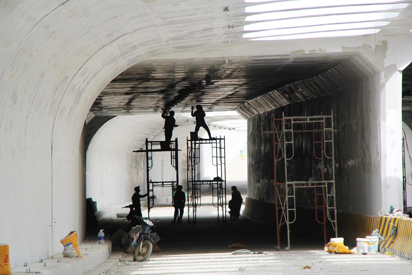 Những ngày này, công nhân đang tất bật hoàn thiện các công việc để sẵn sàng cho lễ khánh thành cụm nút giao thông phía tây cầu Trần Thị Lý.