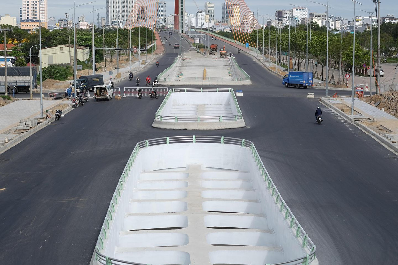 Theo ghi nhận của PV ngày 24/2, các hạng mục của nút giao thông này cơ bản đã hoàn thành, chỉ còn lại một số hạng mục nhỏ khác vẫn đang trong quá trình hoàn thiện. Với tổng vốn đầu tư lên tới 723 tỉ đồng, hiện dự án có 4 nhà thầu và các nhà thầu vẫn đang khẩn trương thi công dự án. Cụ thể gồm: Tổng Công ty 319 Bộ Quốc phòng, Công ty CP Tập đoàn Cienco 4, Công ty TNHH Xây dựng Thành Phát, Công ty CP Xây dựng Xuân Quang. Ảnh: Thái Lâm