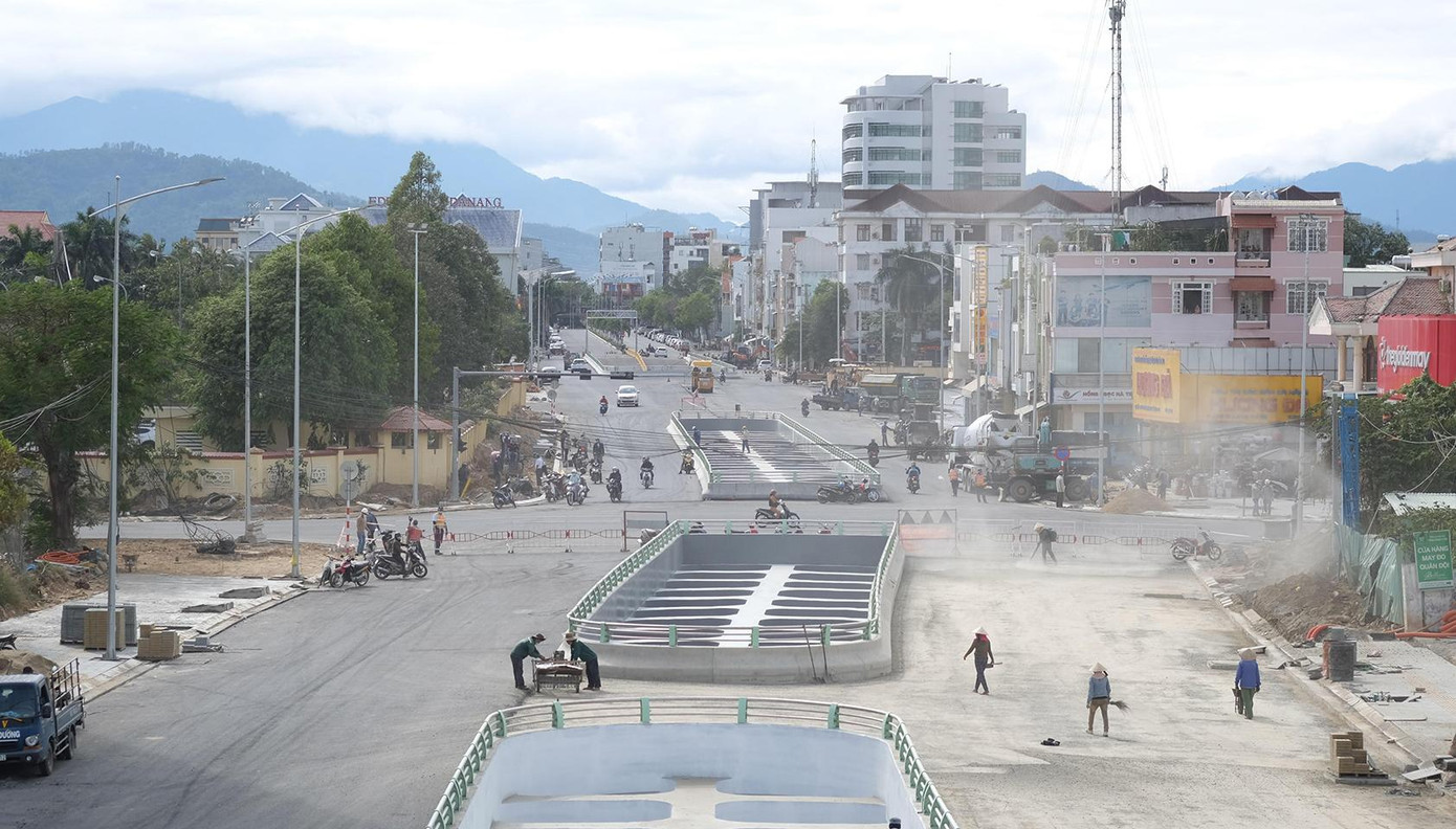 Ban quản lý Dự án đầu tư các công trình giao thông Đà Nẵng cho biết: “Hầm chui trong nút giao thông phía tây cầu Trần Thị Lý với tổng chiều dài gần 903m, chiều rộng từ 14,5m-15,5m và một số hạng mục như: cấp nước, trạm bơm, nhà điều hành, di dời đường điện trung hạ thế, di dời cây xanh cơ bản đã hoàn thành (60% sơn diện tích bề mặt hầm, thảm nhựa đạt 60%). Trong ảnh là toàn cảnh phía đường Duy Tân. Ảnh: Thái Lâm