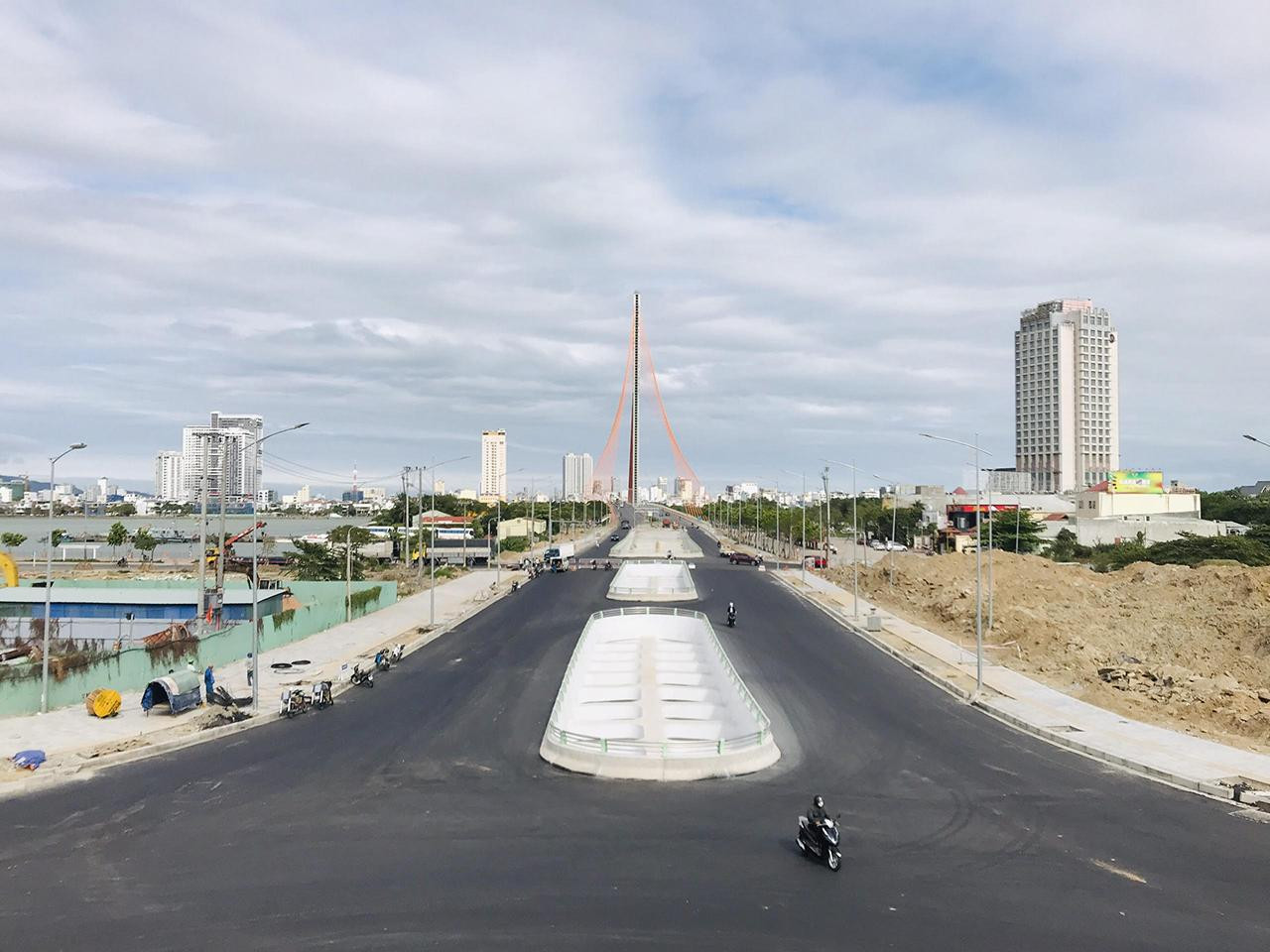 Tuyến đường đi ra phía cầu Trần Thị Lý trên tầng 2 của dự án Cụm nút giao thông phía tây cầu Trần Thị Lý. Ảnh: Thái Lâm