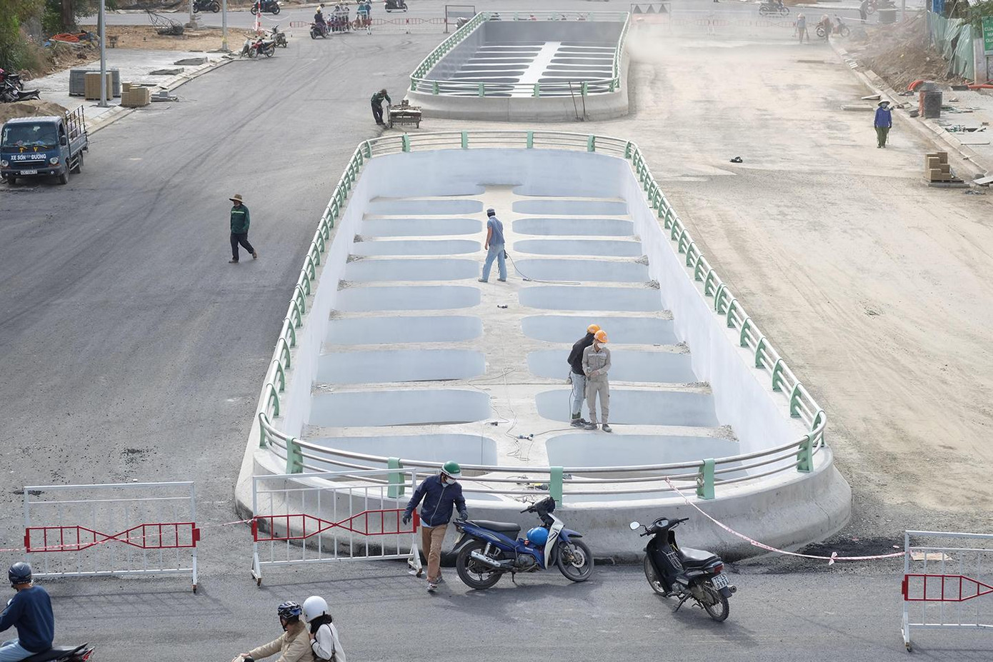 Việc thi công hầm chui phía tây cầu Trần Thị Lý nhằm giải quyết tình trạng ùn tắc giao thông trước đây, đồng thời nhằm tạo thông thoáng cho khách du lịch trên đường ra biển trong thời gian tới. Ảnh: Thái Lâm