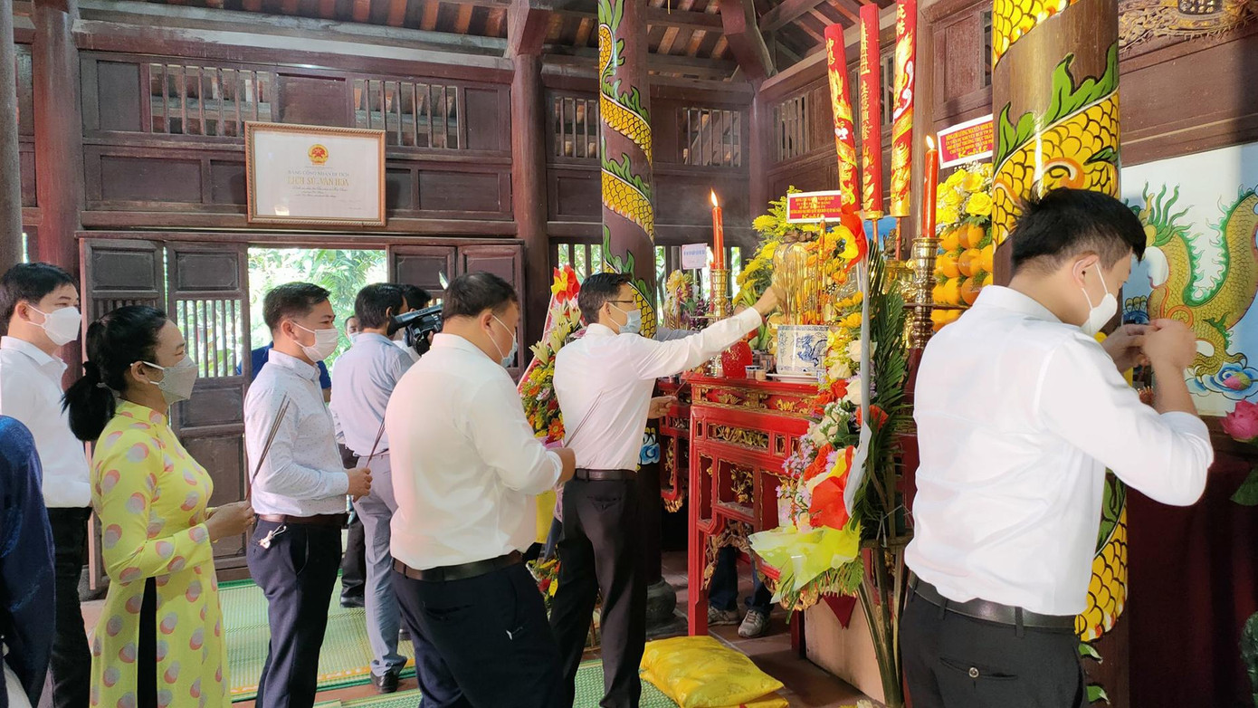 Dâng hoa, dâng hương ghi nhớ công ơn to lớn của tiền nhân - ảnh PU