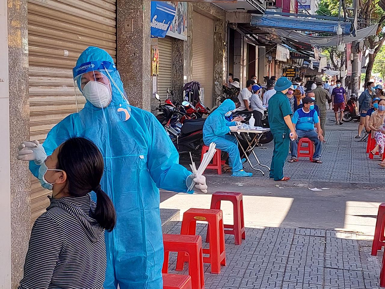 Một điểm lấy mẫu xét nghiệm trên đường Ông Ích Khiêm sáng nay. Trong "7 ngày vàng", Đà Nẵng quyết tâm xét nghiệm cho người dân toàn thành phố, thông qua đại diện các hộ gia đình. Ảnh: Tr.T