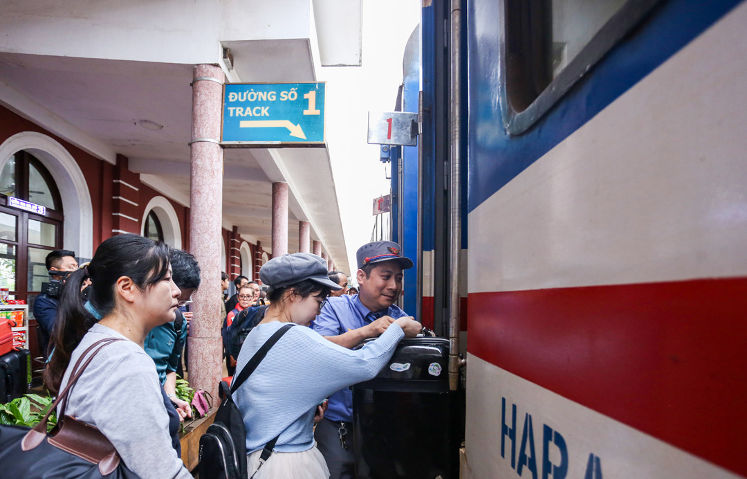 Du khách trải nghiệm chuyến tàu kết nối di sản miền Trung kết nối Huế và Đà Nẵng. Du khách trải nghiệm chuyến tàu kết nối di sản miền Trung kết nối Huế và Đà Nẵng.