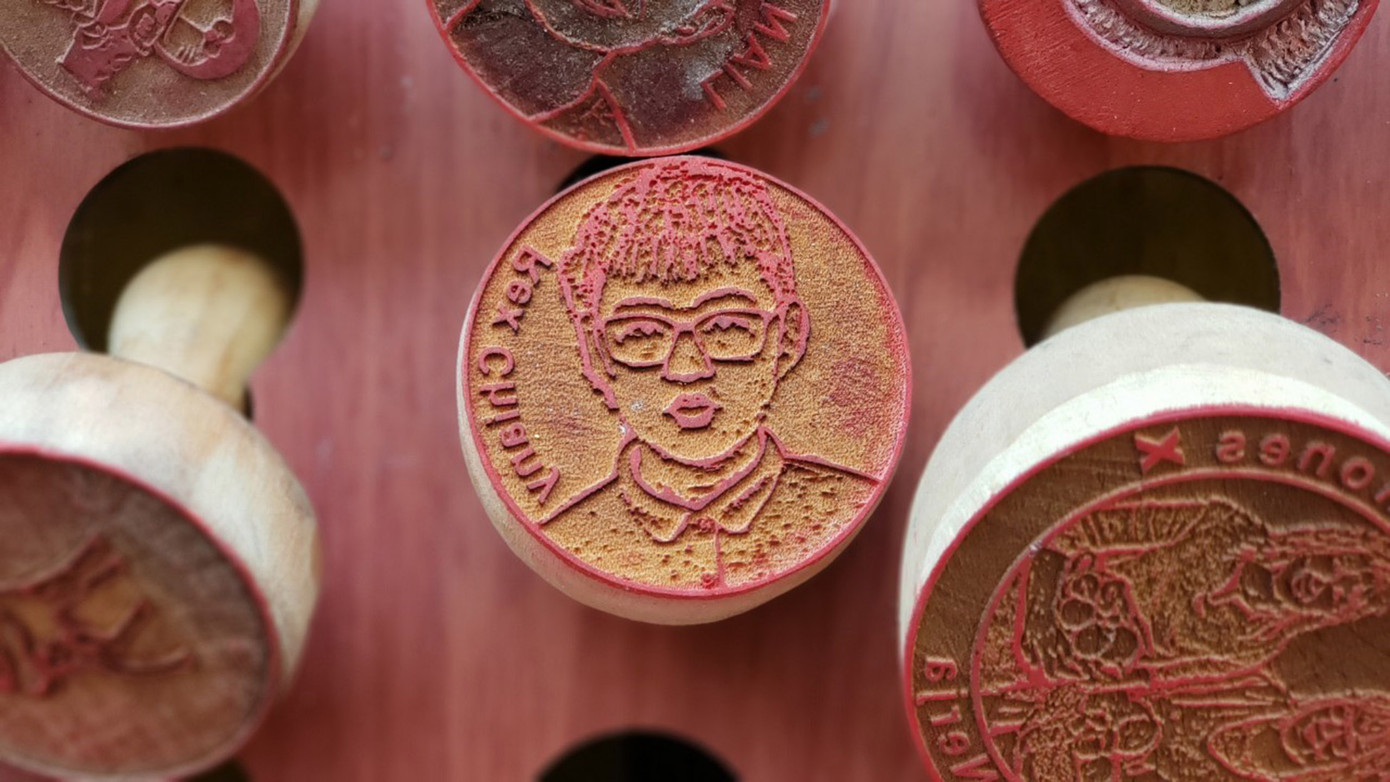 Anh Phú tâm sự: “Khách ghé quán chủ yếu là người nước ngoài, khách Việt Nam có nhưng ít. Nhiều du khách biết đến anh thông qua kênh tik tok. Ngày thường anh làm ra khoảng 5-6 sản phẩm. Vào dịp lễ hội hay cuối tuần, khách đông anh sẽ khắc được. Anh còn bán online theo đơn đặt hàng từ nhiều nước, phần lớn từ Hàn Quốc và Nhật Bản,…”. (Ảnh: Hằng Hương)