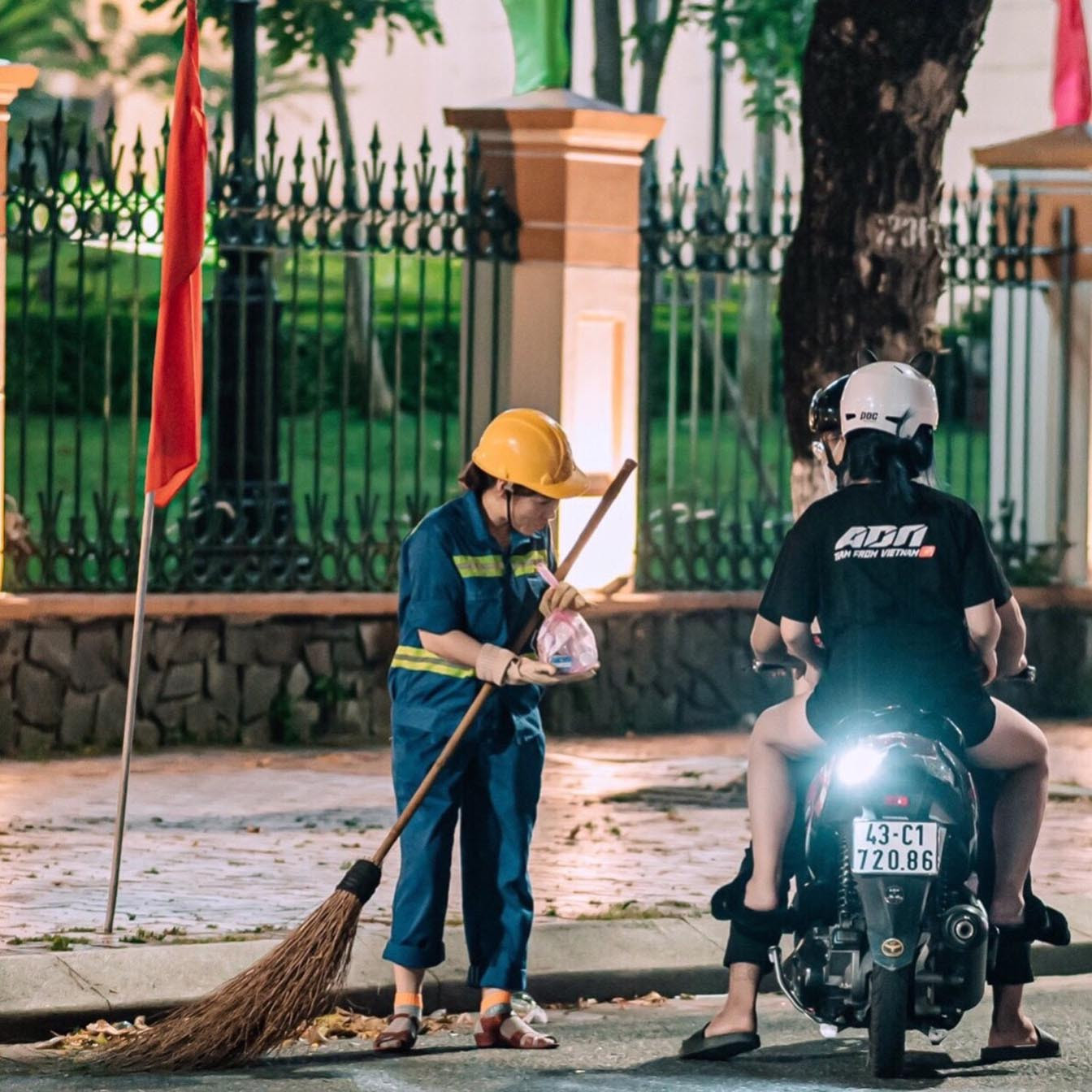 Thời gian rong ruổi trao quà của các bạn thường từ 7h tối đến khi trao hết các suất quà.