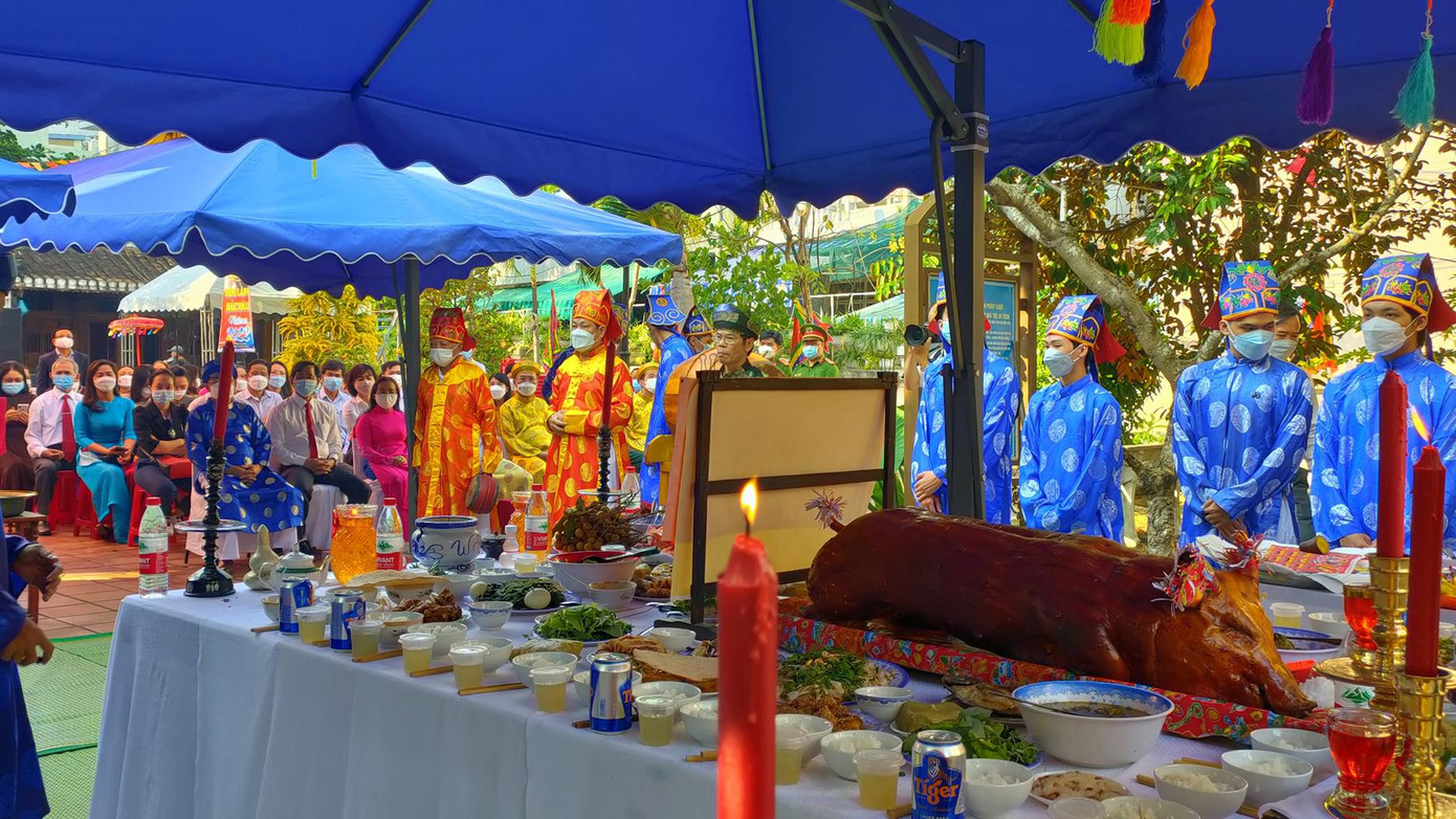 Năm nay, sau hai năm trở ngại do dịch COVID-19, Lễ hội diễn ra với đầy đủ các phần Lễ Vọng và Lễ Chánh tế. Nghi lễ dâng hương cổ truyền nhằm biểu thị lòng tôn kính và biết ơn tới các vị phúc thần, bậc tiền hiền, hậu hiền đã khuất, những người có công xây dựng, phát triển và tạo dựng quê hương - ảnh PU