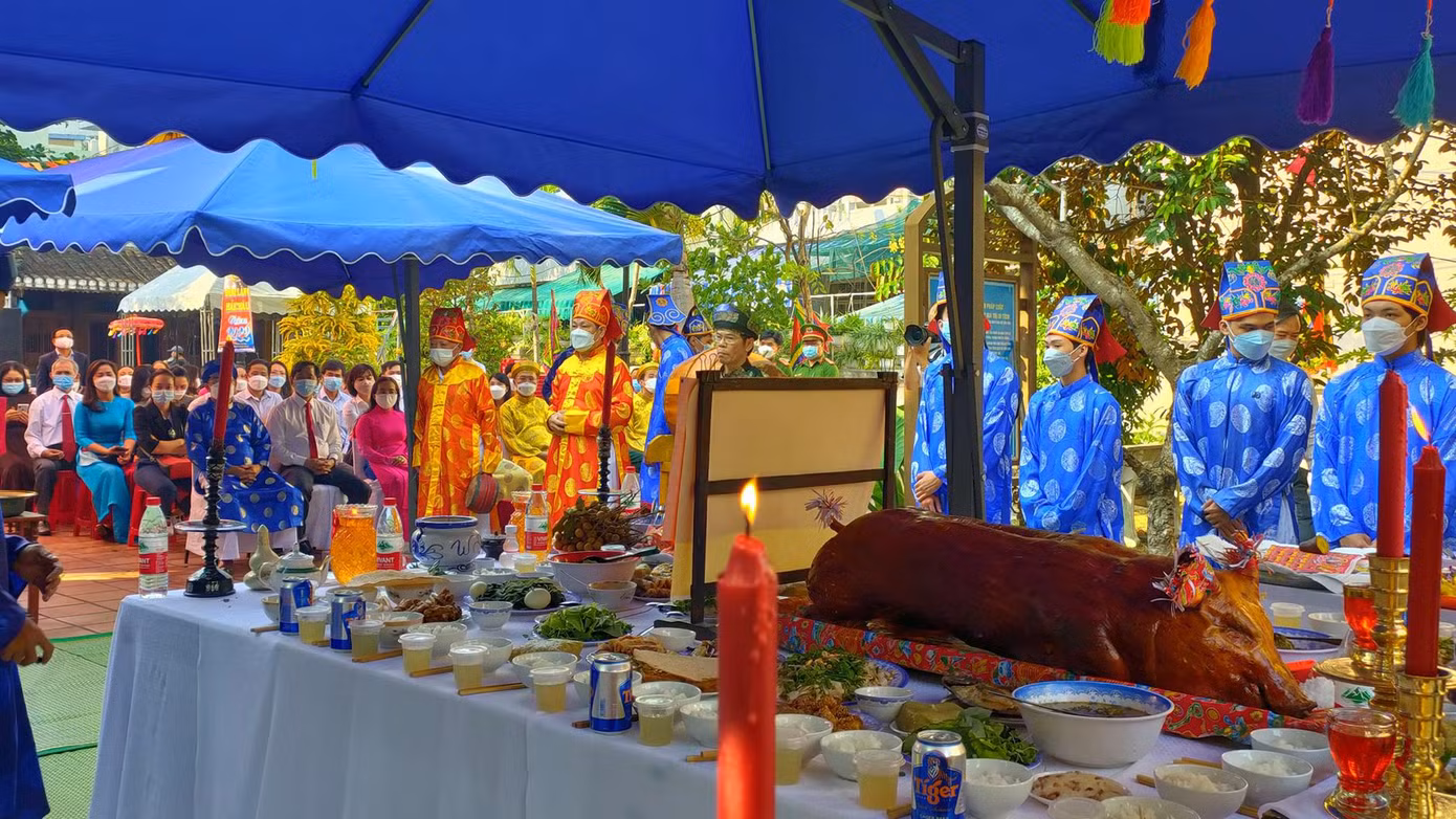 Năm nay, sau hai năm trở ngại do dịch COVID-19, Lễ hội diễn ra với đầy đủ các phần Lễ Vọng và Lễ Chánh tế. Nghi lễ dâng hương cổ truyền nhằm biểu thị lòng tôn kính và biết ơn tới các vị phúc thần, bậc tiền hiền, hậu hiền đã khuất, những người có công xây dựng, phát triển và tạo dựng quê hương - ảnh PU