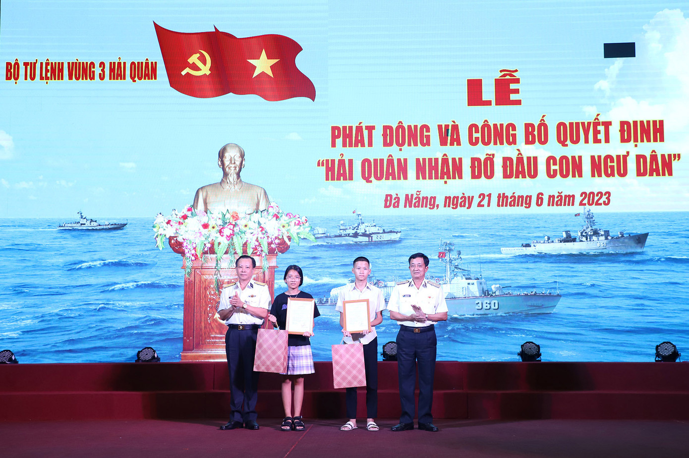 Thủ trưởng Bộ Tư lệnh Vùng 3 trao quyết định nhận đỡ đầu các cháu (ảnh trái), và Chỉ huy Lữ đoàn 172 nhận đỡ đầu các cháu (Ảnh: Hoàng Diệu) Thủ trưởng Bộ Tư lệnh Vùng 3 trao quyết định nhận đỡ đầu các cháu (ảnh trái), và Chỉ huy Lữ đoàn 172 nhận đỡ đầu các cháu (Ảnh: Hoàng Diệu)