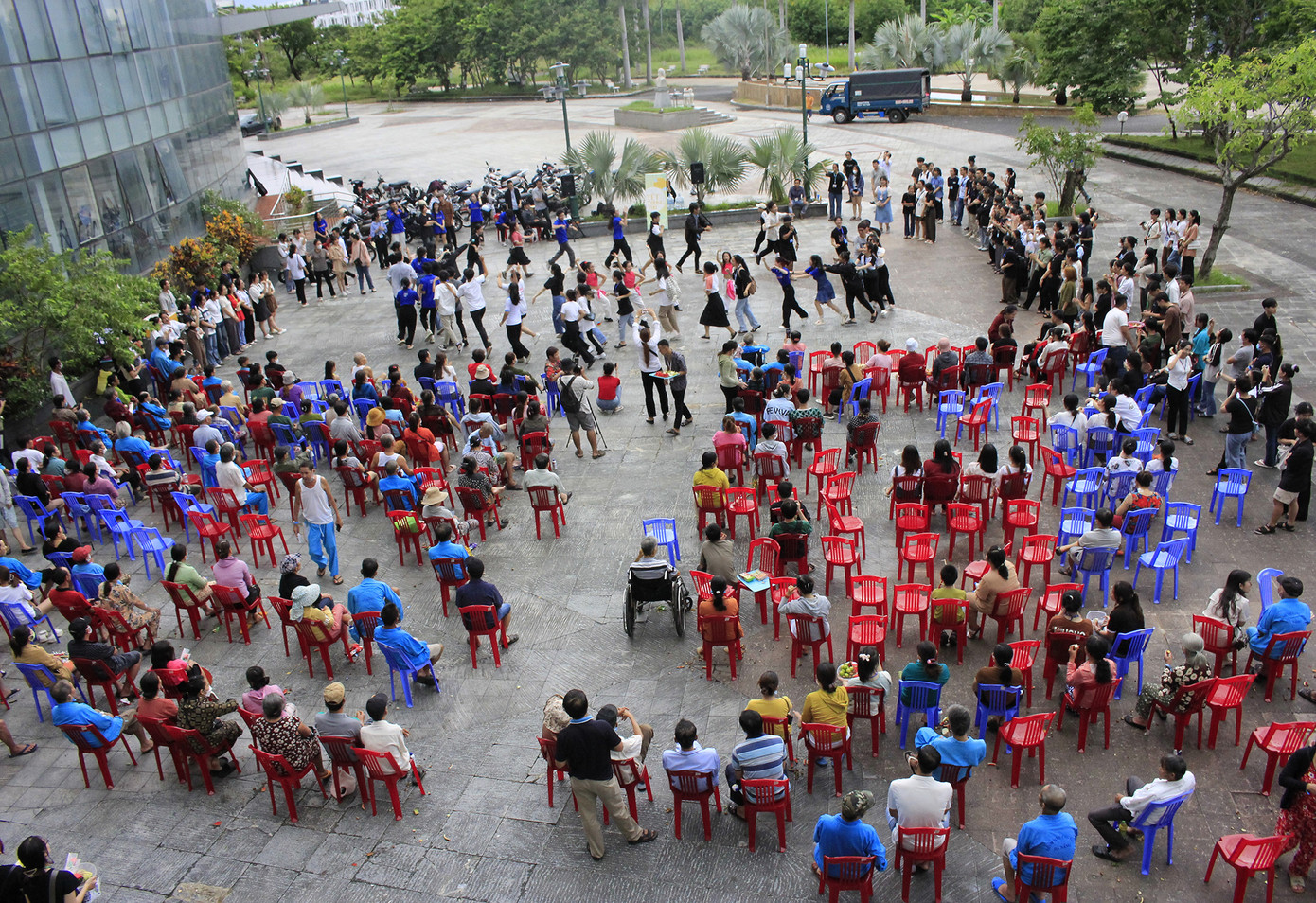 Cùng với ‘Ấm áp đêm trăng’, thì chương trình Chủ nhật tình nguyện số 182 chủ đề ‘Vui Tết Trung thu’ ngay sau đó cũng được rất đông các em nhỏ và cô chú bệnh nhân hưởng ứng. (Ảnh: Thu Loan Nguyễn) Cùng với ‘Ấm áp đêm trăng’, thì chương trình Chủ nhật tình nguyện số 182 chủ đề ‘Vui Tết Trung thu’ ngay sau đó cũng được rất đông các em nhỏ và cô chú bệnh nhân hưởng ứng. (Ảnh: Thu Loan Nguyễn)
