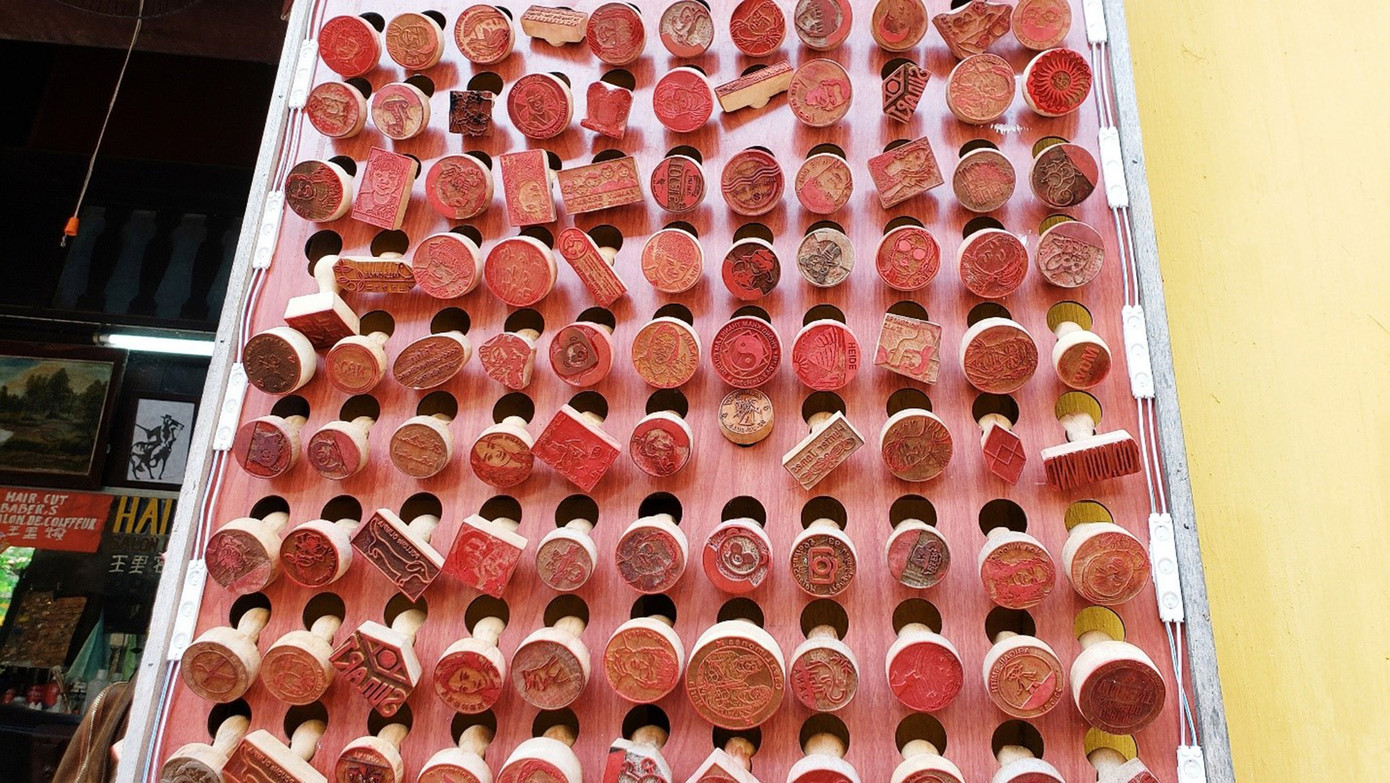 Với sự tận tâm trong công việc, anh đã biến hóa những mẩu gỗ vô hồn thành đủ loại hình thù từ con người, con vật, cung hoàng đạo tới các địa danh nổi tiếng.… mà khách hàng yêu cầu. Đây cũng là lý do giúp tiệm anh Phú chiếm được vị trí trong lòng khách hàng. (Ảnh: Hằng Hương)