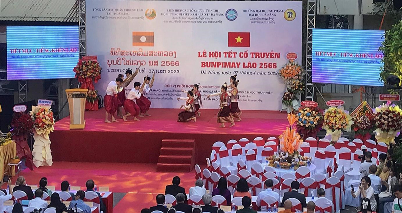 Lễ hội Tết Bunpimay Lào tại trường ĐH Sư phạm Đà Nẵng. Lễ hội Tết Bunpimay Lào tại trường ĐH Sư phạm Đà Nẵng.