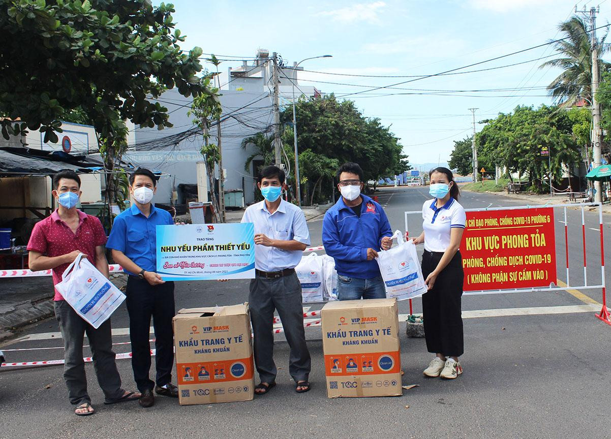 Anh Lương Minh Tùng, Phó Bí thư Tỉnh Đoàn, Chủ tịch Hội LH TNVN tỉnh Phú Yên và các đơn vị đồng hành trao nhu yếu phẩm cho người dân khu vực phong tỏa phường 6 (TP Tuy Hòa) - ảnh Huyền Oanh Anh Lương Minh Tùng, Phó Bí thư Tỉnh Đoàn, Chủ tịch Hội LH TNVN tỉnh Phú Yên và các đơn vị đồng hành trao nhu yếu phẩm cho người dân khu vực phong tỏa phường 6 (TP Tuy Hòa) - ảnh Huyền Oanh