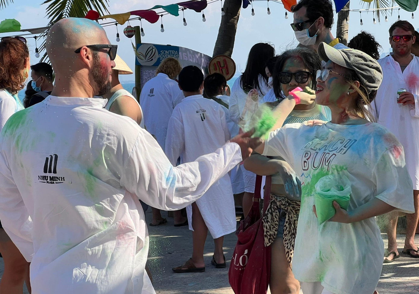 Tham dự lễ hội, đa số mọi người đều mặc đồ màu trắng, sáng hay trang phục truyền thống phong cách Ấn, bởi màu trắng dễ lưu lại “chiến tích” khi ném bột màu. - Ảnh: Bảo Quyên