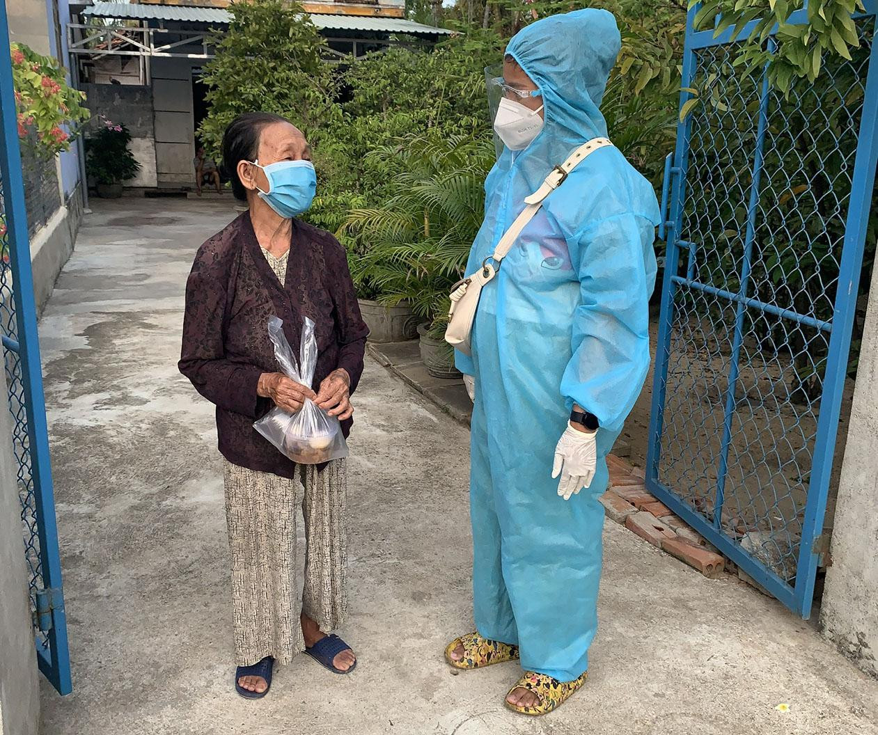 Nhận hộp cá yêu thương từ tay chị Bé Ba, bà Nguyễn Thị Mai (trú ở xã Hòa Trị, huyện Phú Hòa) rất cảm kích. “Con cháu ở xa, già chỉ có một mình nên dịch này được xã hỗ trợ gạo, rau xanh, nay lại được tặng hộp cá thơm ngon thế này, có thêm cái ăn già vui lắm", bà Mai bộc bạch - Ảnh: H.O