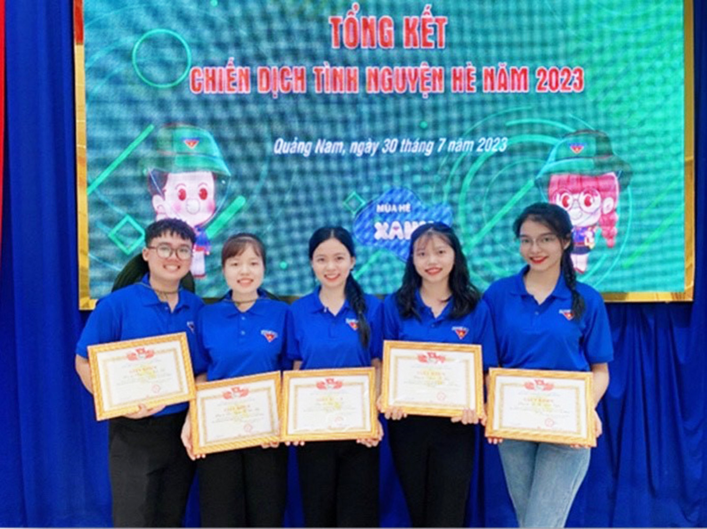 “5 tiêu chí của danh hiệu Sinh viên 5 tốt như 5 cánh hoa vẽ nên những bông hoa sinh viên hoàn thiện về cả đức - trí - thể - mỹ, là kim chỉ nam để những sinh viên như mình phấn đấu trong học tập, rèn luyện và tu dưỡng đạo đức”, Vân Anh chia sẻ. “5 tiêu chí của danh hiệu Sinh viên 5 tốt như 5 cánh hoa vẽ nên những bông hoa sinh viên hoàn thiện về cả đức - trí - thể - mỹ, là kim chỉ nam để những sinh viên như mình phấn đấu trong học tập, rèn luyện và tu dưỡng đạo đức”, Vân Anh chia sẻ.