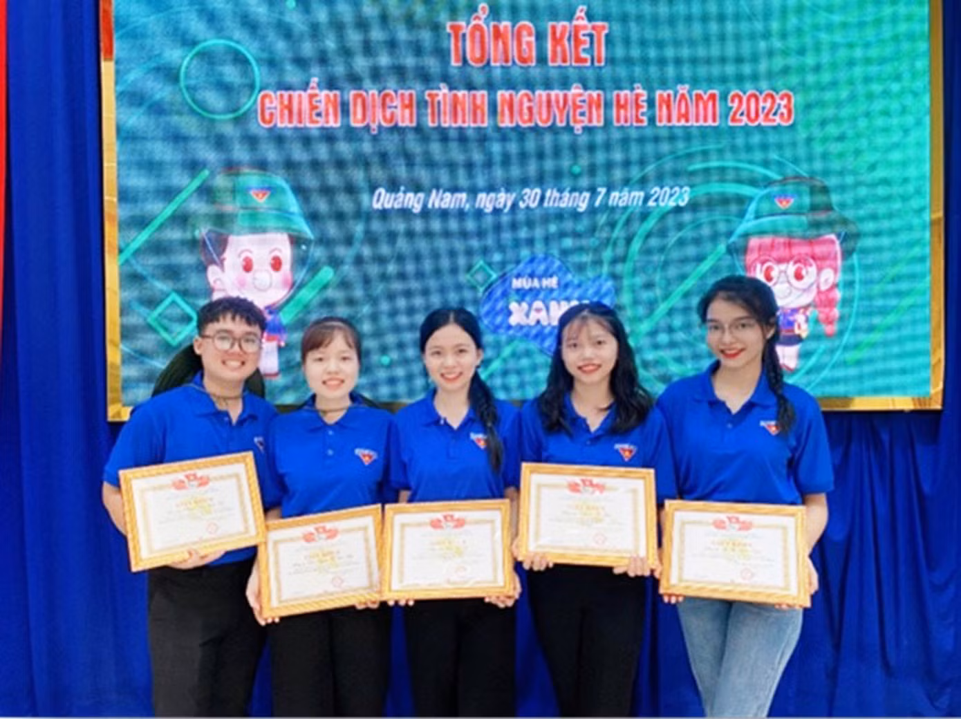 “5 tiêu chí của danh hiệu Sinh viên 5 tốt như 5 cánh hoa vẽ nên những bông hoa sinh viên hoàn thiện về cả đức - trí - thể - mỹ, là kim chỉ nam để những sinh viên như mình phấn đấu trong học tập, rèn luyện và tu dưỡng đạo đức”, Vân Anh chia sẻ.