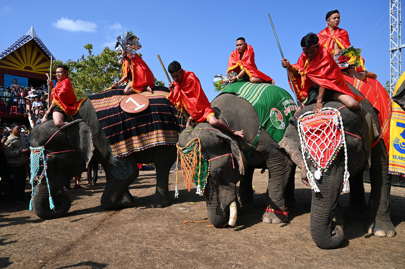 Các nài cùng những chú voi của mình thân thiện cúi chào du khách khắp nơi về với Buôn Đôn. (Ảnh: Huỳnh Như) Các nài cùng những chú voi của mình thân thiện cúi chào du khách khắp nơi về với Buôn Đôn. (Ảnh: Huỳnh Như)