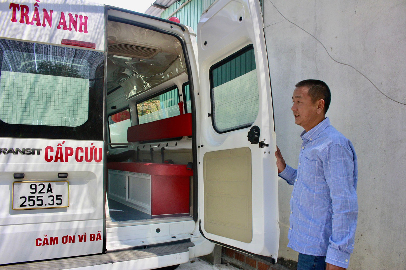 Chiếc xe cấp cứu 0 đồng là tâm huyết của cả 2 vợ chồng ông Anh