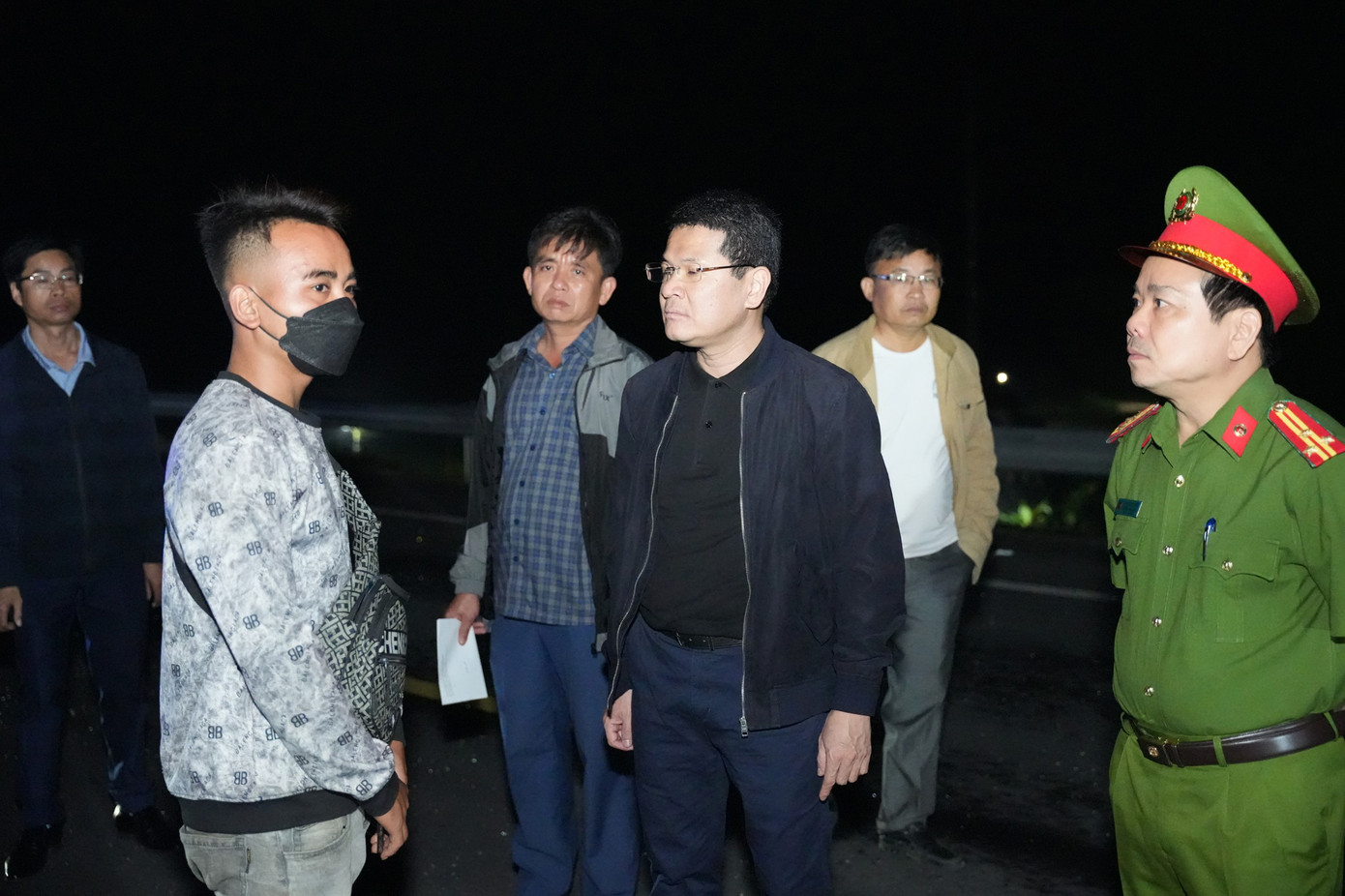 Phó Chủ tịch UBND tỉnh Thừa Thiên- Huế Hoàng Hải Minh và đại tá Hồ Xuân Phương- Phó Giám đốc Công an tỉnh Thừa Thiên- Huế đã có mặt tại hiện trường trực tiếp chỉ đạo.