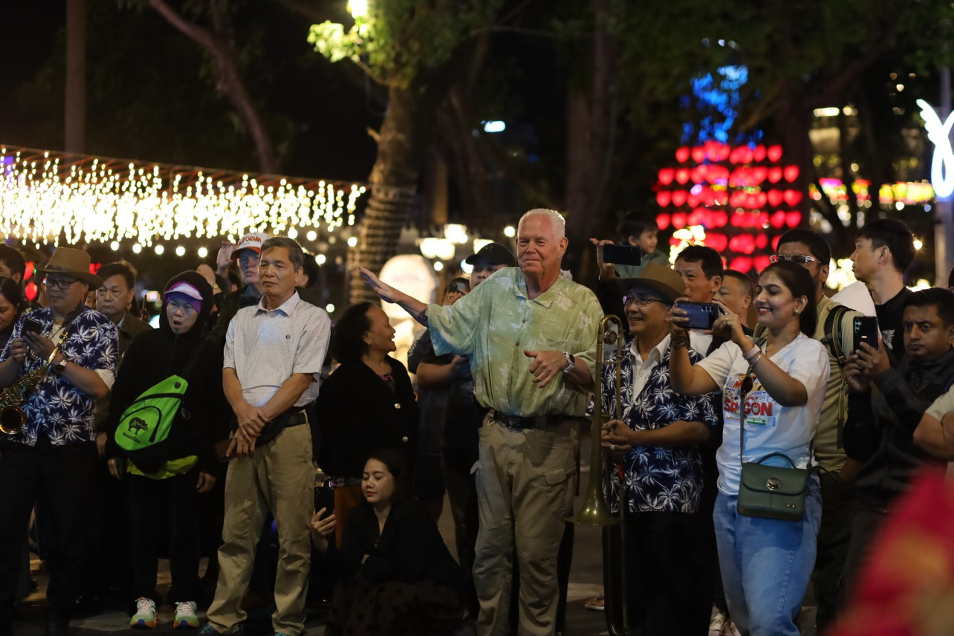 Sự cổ vũ của đông đảo người dân và du khách khiến không khí vũ hội thêm sôi động. Ảnh: Trúc Linh. Sự cổ vũ của đông đảo người dân và du khách khiến không khí vũ hội thêm sôi động. Ảnh: Trúc Linh.