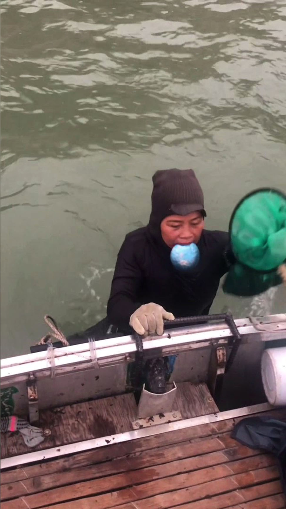 Đến trưa, những người phụ nữ Nam Ô bơi về thuyền mang theo &quot;chiến lợi phẩm&quot; để vào bờ - ảnh clip