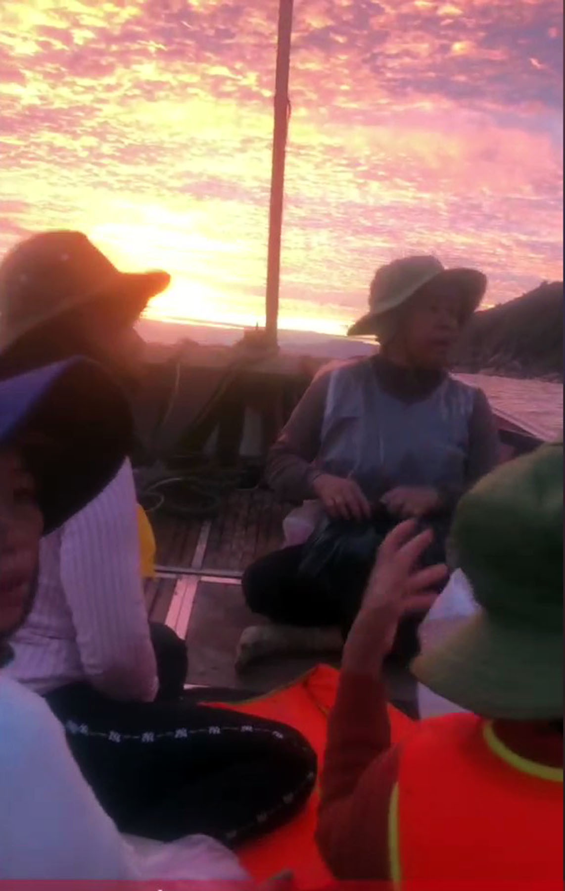 Những phụ nữ chuyên cạo mứt biển thường lên thuyền ra những ghềnh đá ngoài xa từ khi bình minh còn chưa ló rạng - Ảnh clip