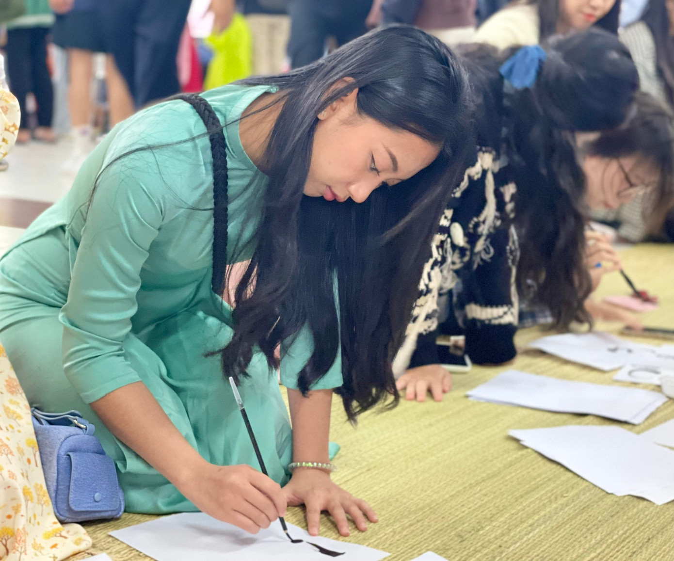 "Cô đồ" người Thái Lan diện áo dài truyền thống Việt Nam ăn Tết Việt.