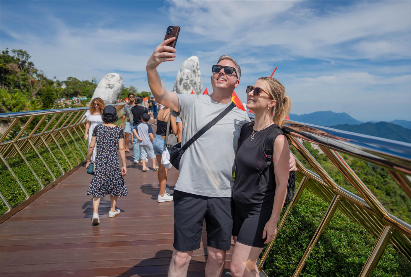 Khách chụp ảnh kỷ niệm với Bà Nà.