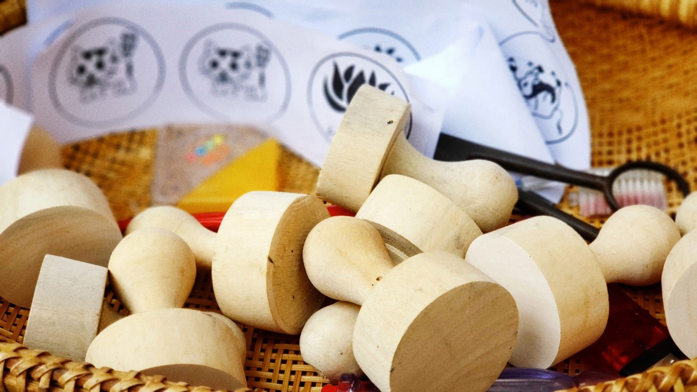 Loại gỗ anh chọn là gỗ mực chuyên về làm dấu vì loại này dai, đàn hồi và bền có thể sử dụng được tới 20 năm. Sau khi mua về anh mài nhẵn và in hình vẽ ra phôi. (Ảnh: Hằng Hương)