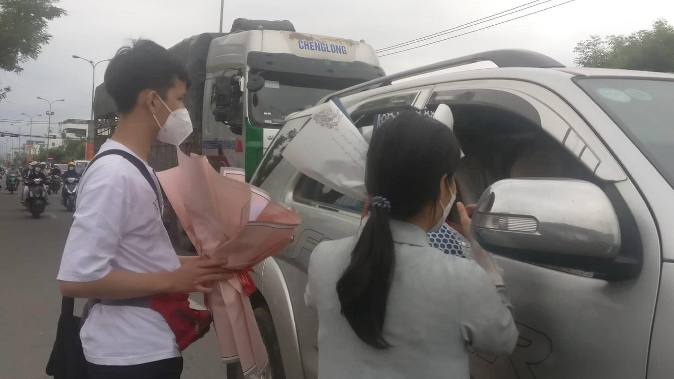 Mua 2 bó hoa ủng hộ CLB, anh Trần Văn Tuấn vui vẻ cho biết: “Mua hoa ở đâu cũng vậy thôi. Nhưng mua hoa tặng những người phụ nữ của mình lại vừa góp một phần nhỏ làm những việc tốt, giúp đỡ những người còn khó khăn thì lại càng ý nghĩa hơn nữa” - Ảnh: Kim Ngân