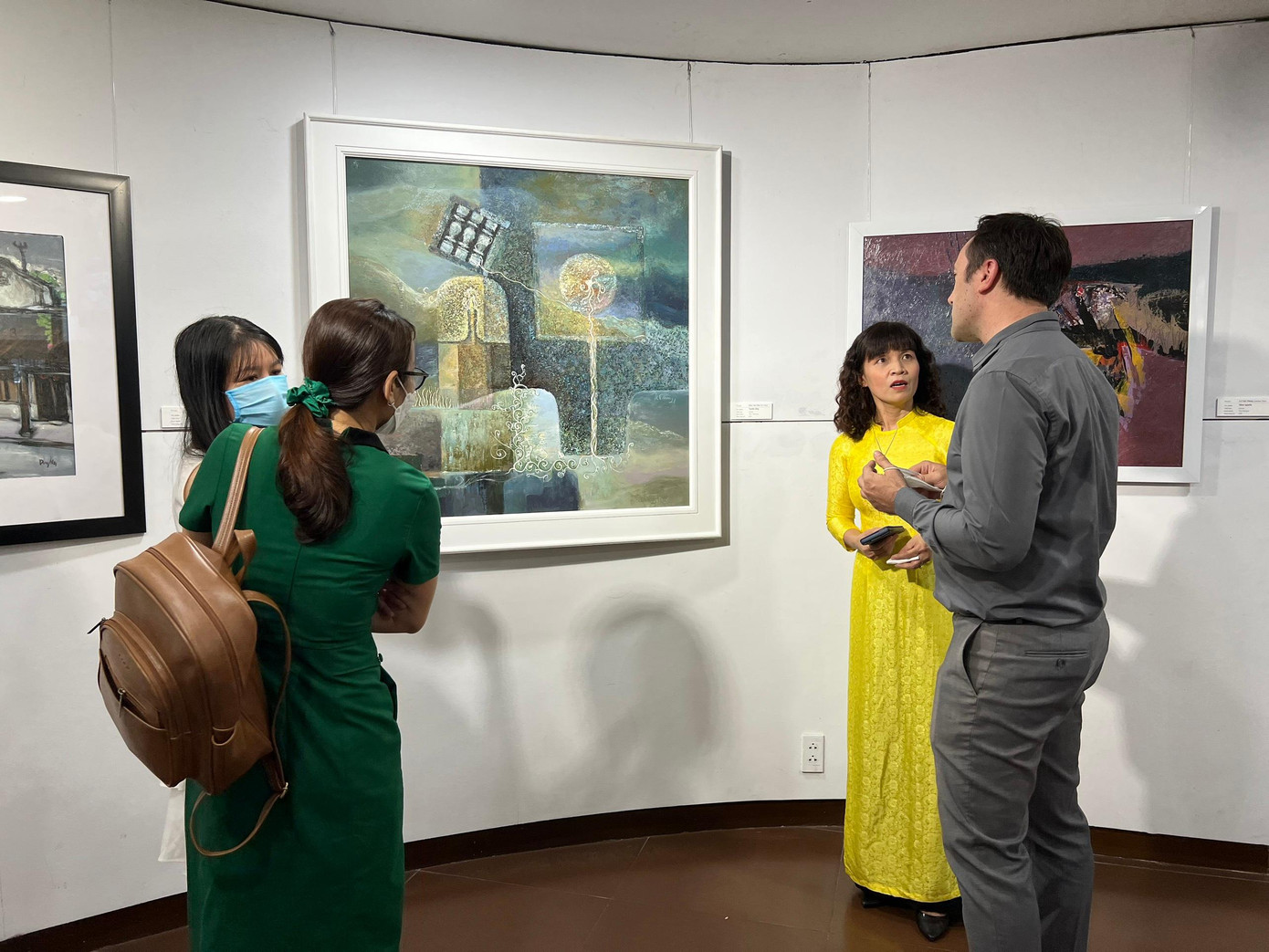 Thạc sĩ Nguyễn Trị Trinh – Phó giám đốc Bảo tàng Mỹ thuật Đà Nẵng giới thiệu không gian trưng bày tác phẩm đến du khách - Ảnh: Bảo Quyên Thạc sĩ Nguyễn Trị Trinh – Phó giám đốc Bảo tàng Mỹ thuật Đà Nẵng giới thiệu không gian trưng bày tác phẩm đến du khách - Ảnh: Bảo Quyên