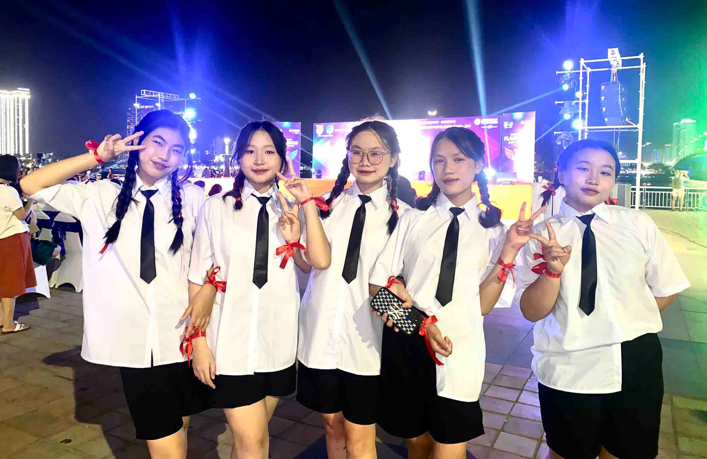 Các thí sinh sau tiết mục biểu diễn. Ảnh: Yến Nhi Các thí sinh sau tiết mục biểu diễn. Ảnh: Yến Nhi