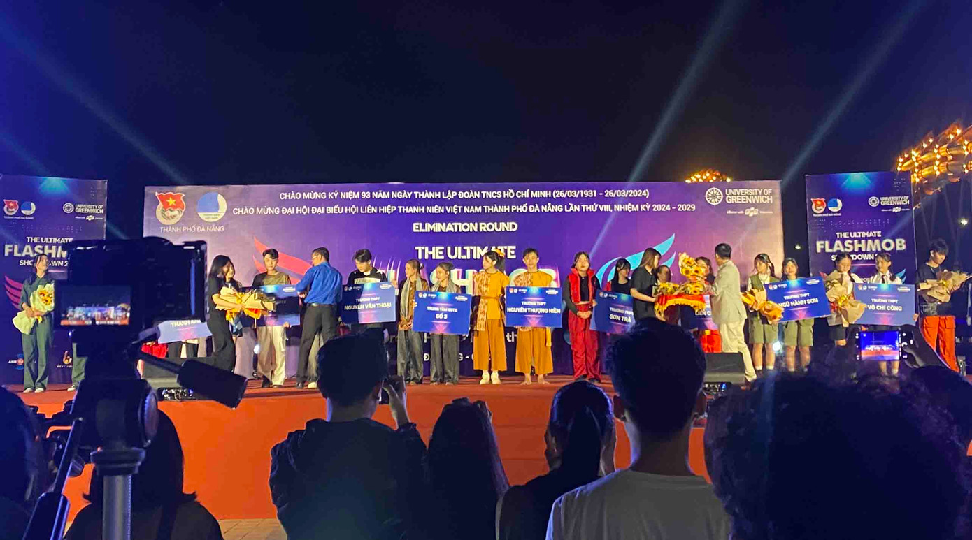 Trao giải đêm sơ loại đầu tiên. Ảnh: Yến Nhi Trao giải đêm sơ loại đầu tiên. Ảnh: Yến Nhi