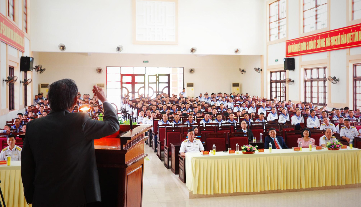 Theo thầy Lê Công Cơ, cuộc gặp gỡ hôm nay sẽ chỉ mới là bước đầu để mở ra những cuộc gặp gỡ tiếp theo, và nhà trường đề nghị lãnh đạo Lữ đoàn 146, Vùng 4 Hải Quân tạo điều kiện để hai đơn vị kết nghĩa và triển khai nhiều hoạt động thiết thực cho các chiến sĩ Trường Sa. Theo thầy Lê Công Cơ, cuộc gặp gỡ hôm nay sẽ chỉ mới là bước đầu để mở ra những cuộc gặp gỡ tiếp theo, và nhà trường đề nghị lãnh đạo Lữ đoàn 146, Vùng 4 Hải Quân tạo điều kiện để hai đơn vị kết nghĩa và triển khai nhiều hoạt động thiết thực cho các chiến sĩ Trường Sa.