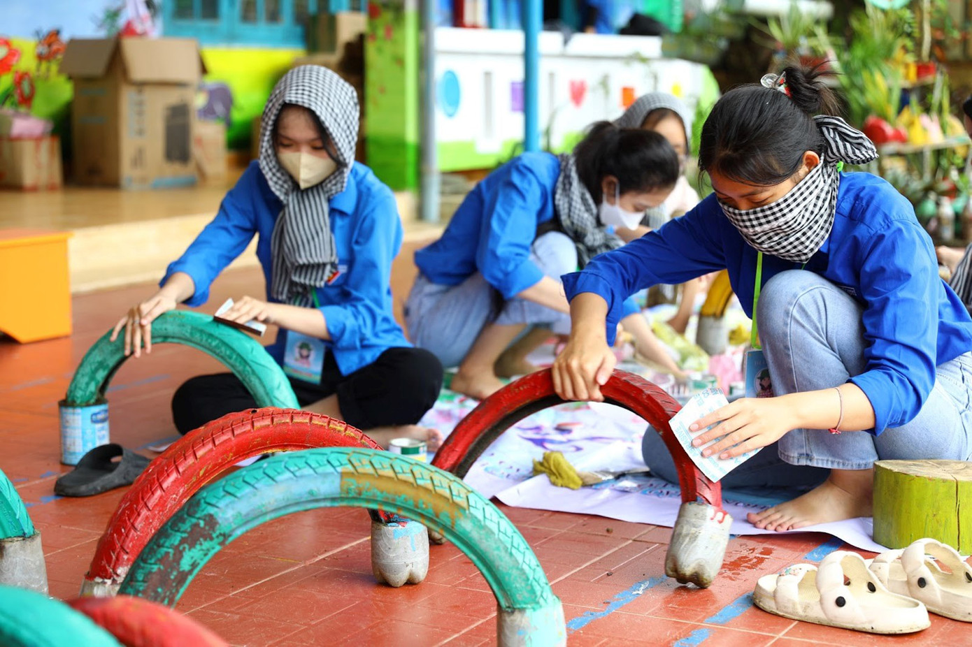 ... cải tạo khuôn viên trường, sửa sang lại sân chơi cho các em nhỏ. ... cải tạo khuôn viên trường, sửa sang lại sân chơi cho các em nhỏ.