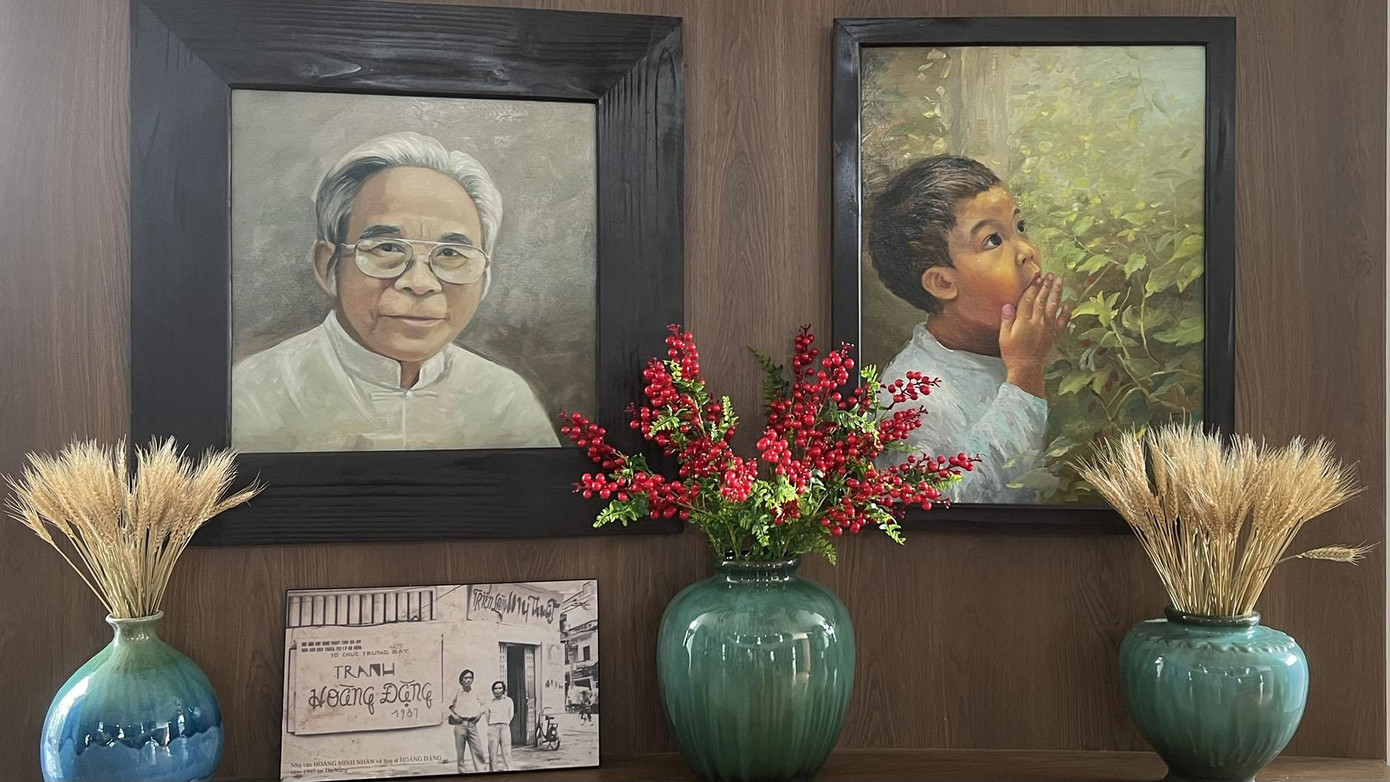 Chân dung nhà thơ Hoàng Minh Nhân (tay trái), bên cạnh là cháu nội Olive – Ảnh: Bảo Quyên.