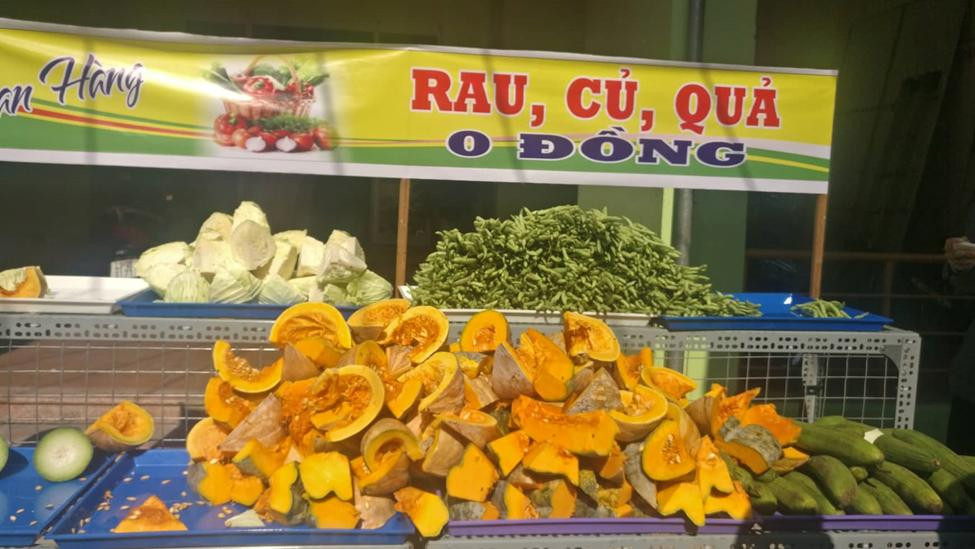 Để đa dạng thực phẩm và giúp sinh viên tiết kiệm thời gian, nhiều nhà hảo tâm đã gọt sẵn rau củ, các bạn về chỉ cần rửa sạch và chế biến - ảnh Kim Ngân