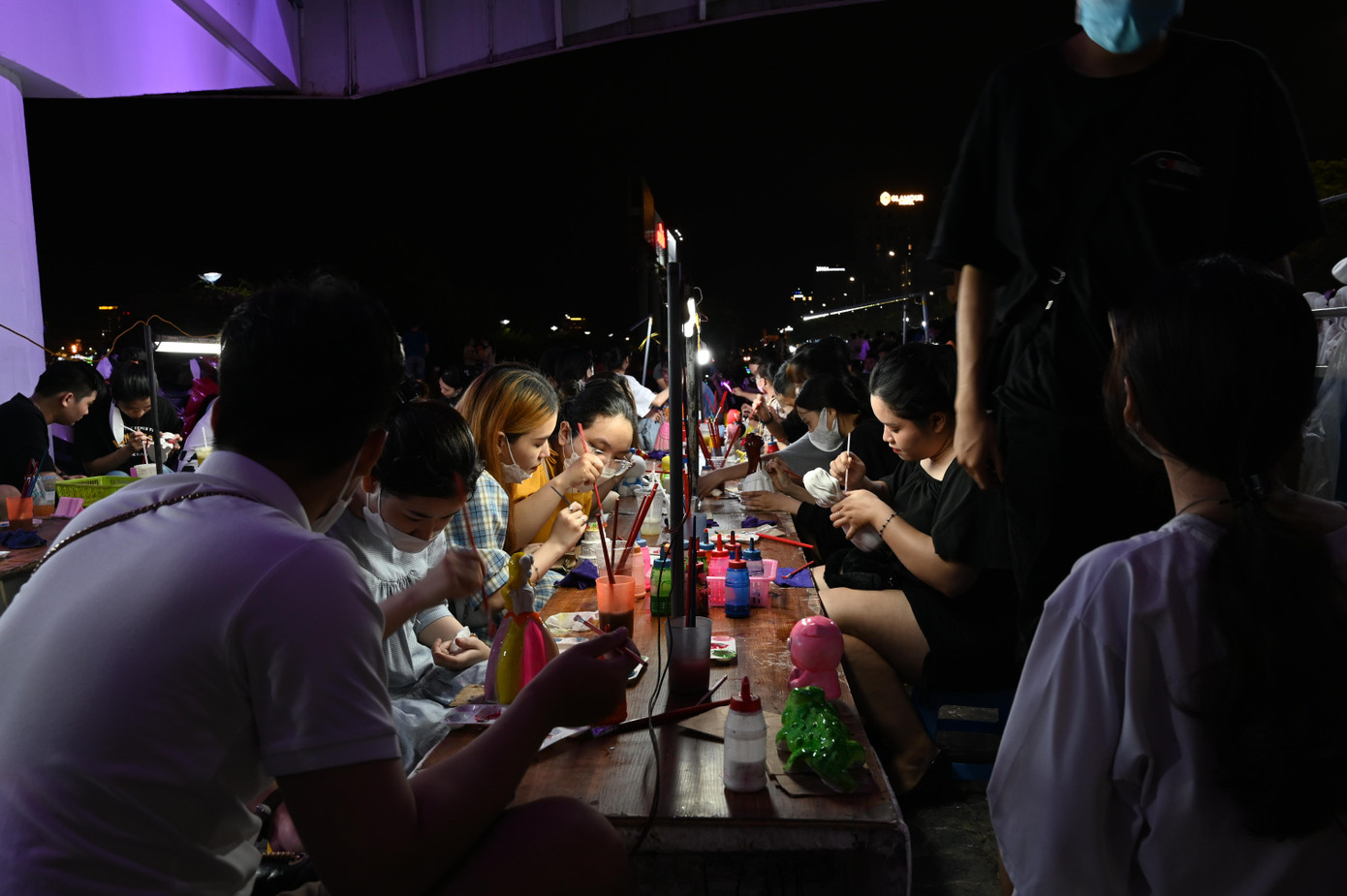 Với chi phí chỉ từ 20.000-50.000 đồng, các bạn có thể tự do tô điểm những bức tượng của mình. Với chi phí chỉ từ 20.000-50.000 đồng, các bạn có thể tự do tô điểm những bức tượng của mình.