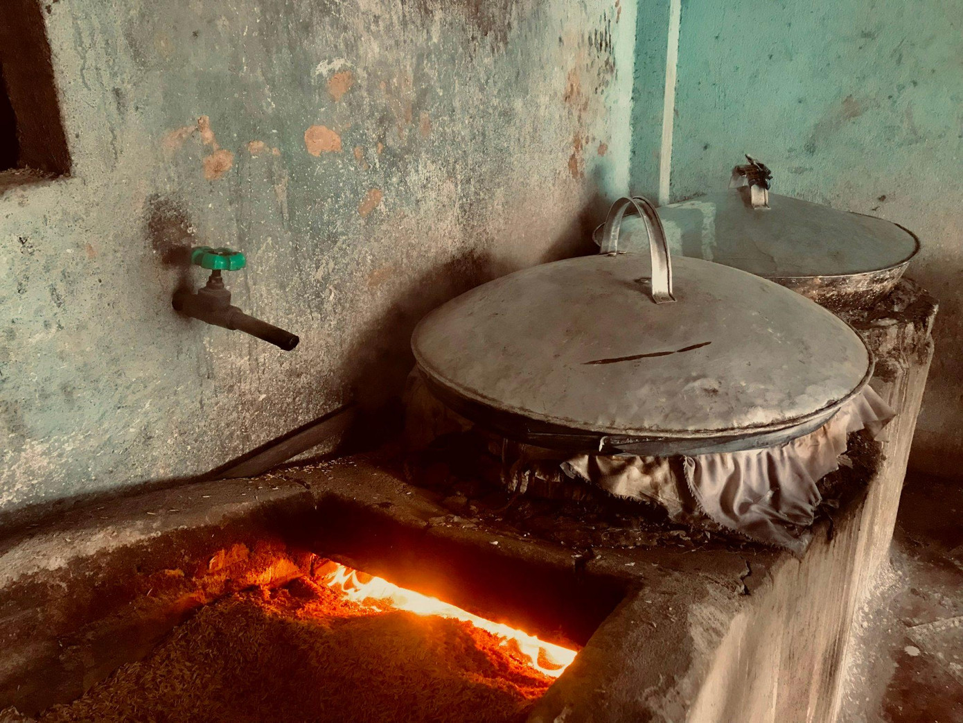 Khi tráng mì nồi nước phải sôi liên tục để má mì chín đều, bếp trấu vừa giúp cho lửa đều để tráng mì vừa tiết kiệm chi phí nhiên liệu. Khi tráng mì nồi nước phải sôi liên tục để má mì chín đều, bếp trấu vừa giúp cho lửa đều để tráng mì vừa tiết kiệm chi phí nhiên liệu.