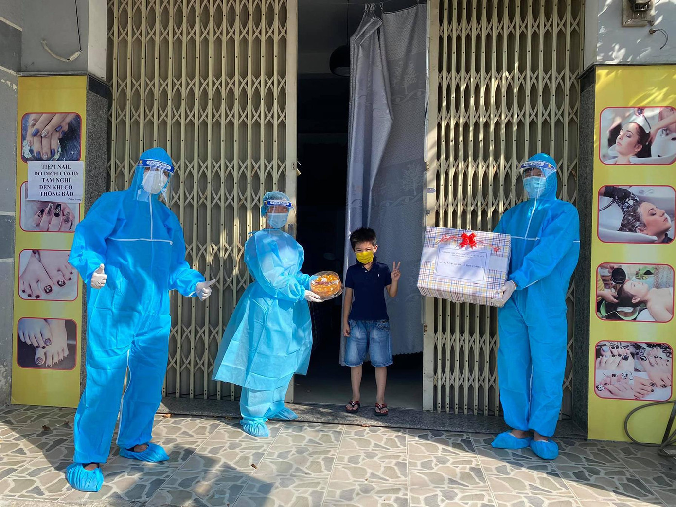 Bé K.N làm biểu tượng chiến thắng khi nhận quà 1/6 - ảnh Trung Trương