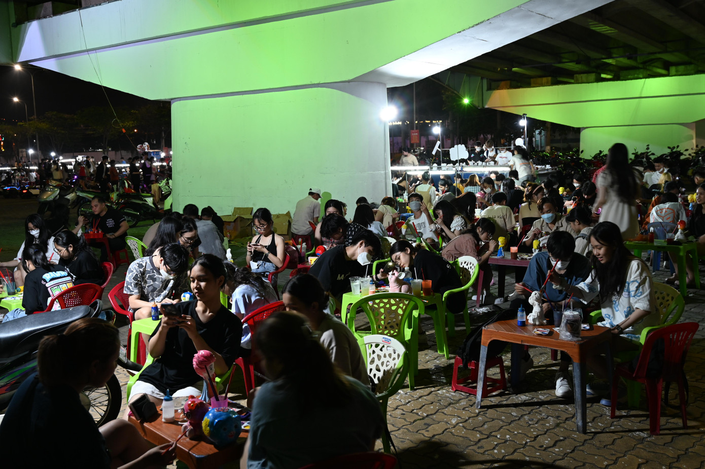 Theo chị Lan, sau khi xuất hiện nhiều clip trên mạng xã hội Facebook hay TikTok, lượng khách là các bạn trẻ đang là học sinh cấp 3 hay sinh viên đại học bỗng đến đây rất đông Theo chị Lan, sau khi xuất hiện nhiều clip trên mạng xã hội Facebook hay TikTok, lượng khách là các bạn trẻ đang là học sinh cấp 3 hay sinh viên đại học bỗng đến đây rất đông