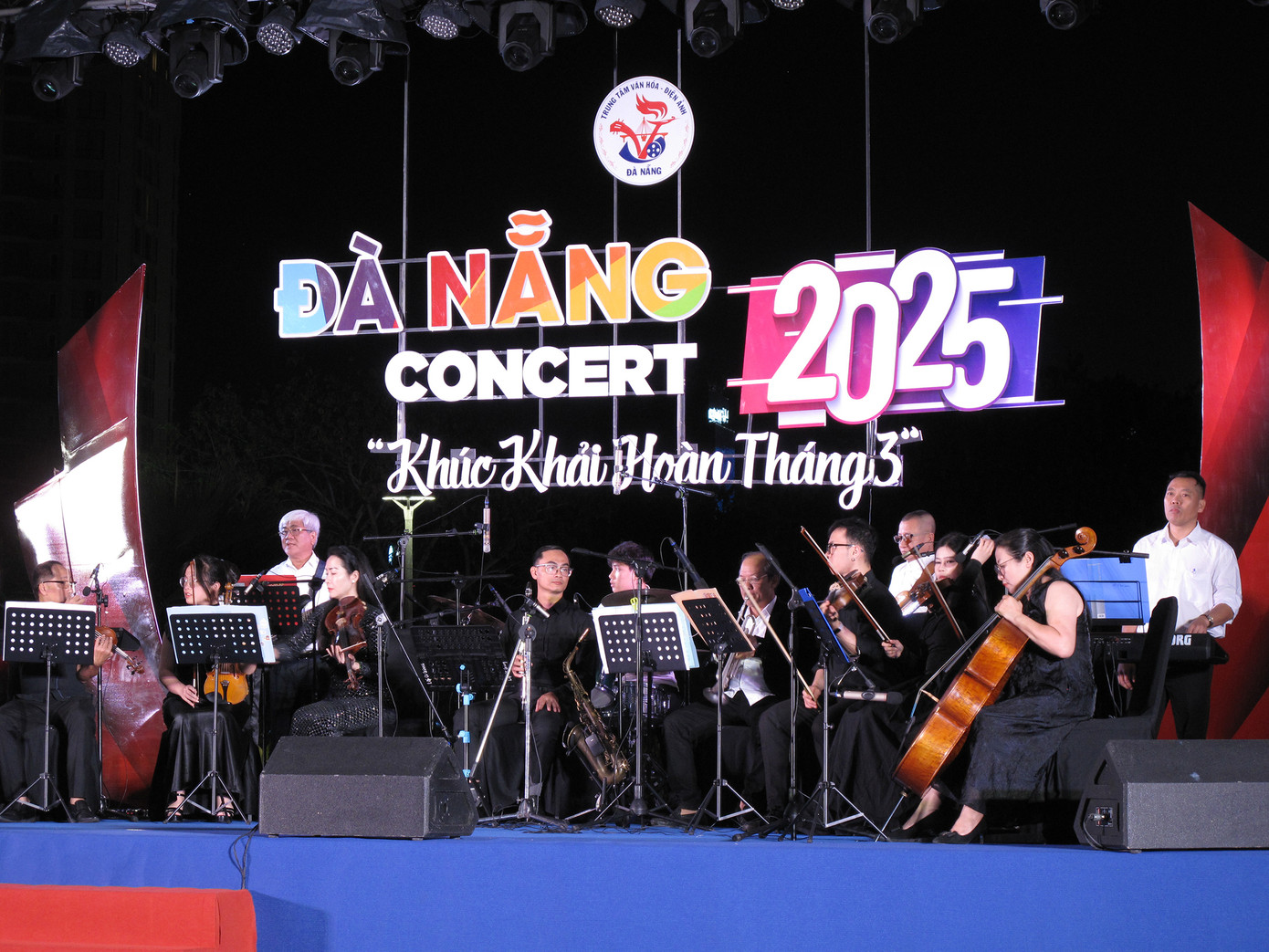 Những bản nhạc hùng tráng quen thuộc như Đà Nẵng quê ta giải phóng rồ, Người Đà Nẵng hay Việt Nam quê hương tôi được các nghệ sĩ dàn nhạc giao hưởng thể hiện hoành tráng. Ảnh: Yến Nhi.