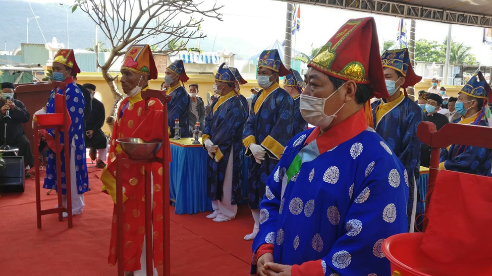 Các vị cao niên trong trang phục áo dài, khăn đóng tiến về lễ đài chính thực hiện nghi thức cầu an, cầu ngư - ảnh Kim Ngân Các vị cao niên trong trang phục áo dài, khăn đóng tiến về lễ đài chính thực hiện nghi thức cầu an, cầu ngư - ảnh Kim Ngân