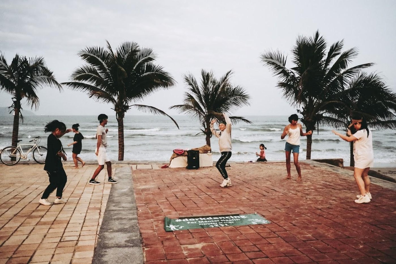 Sau một ngày làm việc mọi người cùng tham gia nhảy nhót, thư giãn bên bãi biển Đà Nẵng - Ảnh: Dork Dancing Danang Sau một ngày làm việc mọi người cùng tham gia nhảy nhót, thư giãn bên bãi biển Đà Nẵng - Ảnh: Dork Dancing Danang