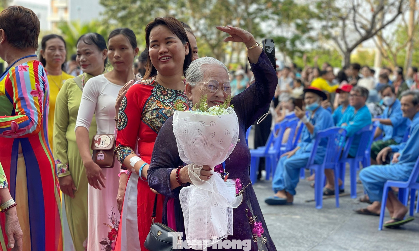 Các bà các cô hân hoan trong tà áo dài. Ảnh: Bảo Trân