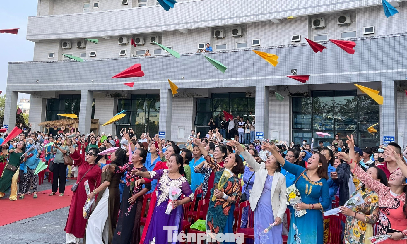 Những chiếc máy bay bằng giấy đủ màu sắc bay lên mang theo niềm hy vọng. Ảnh: Bảo Trân