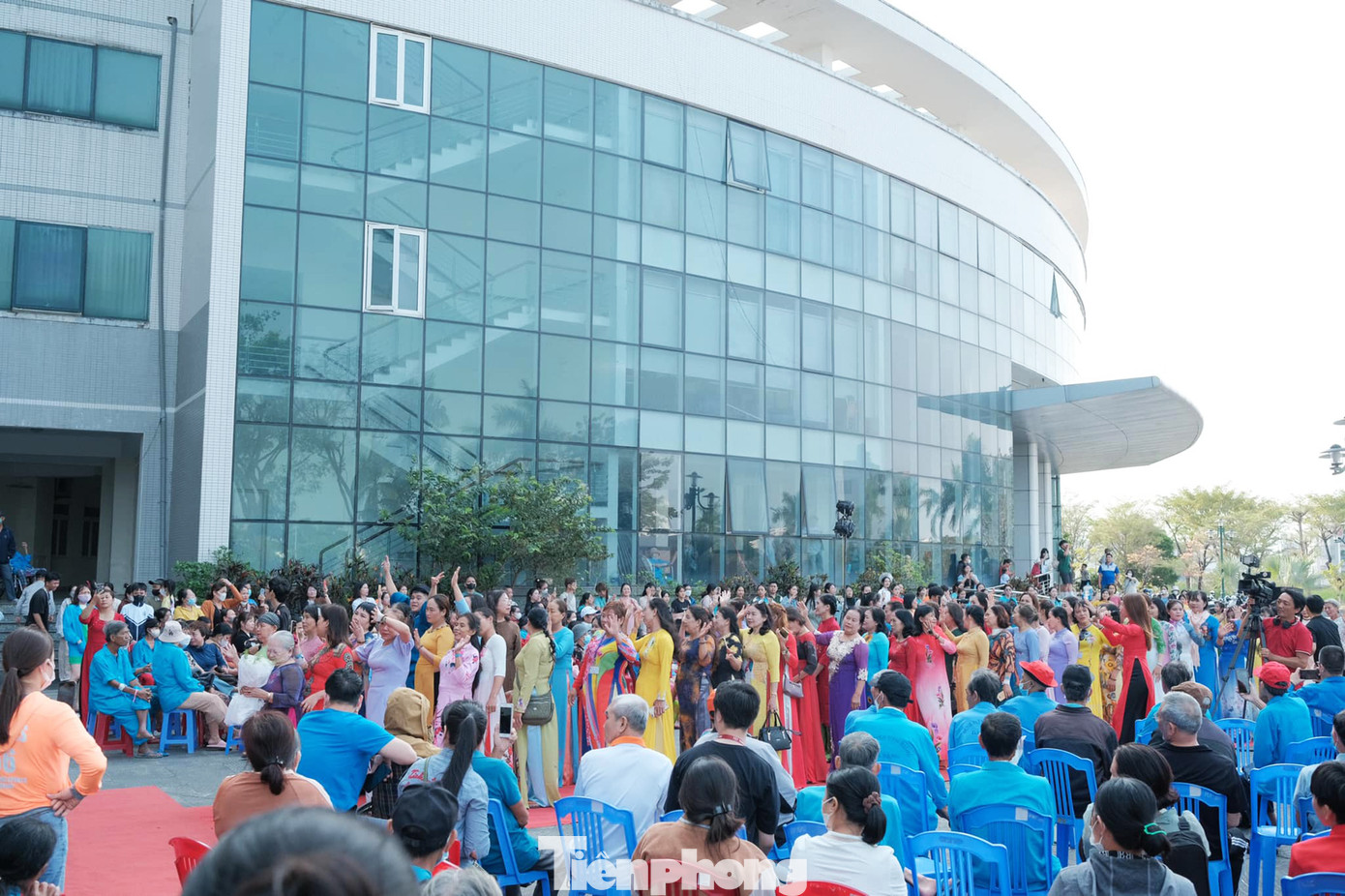 Không ai nghĩ không khí này lại diễn ra ở một nơi mà các bệnh nhân đang từng ngày giành giật lấy sự sống. Ảnh: Như Bảo