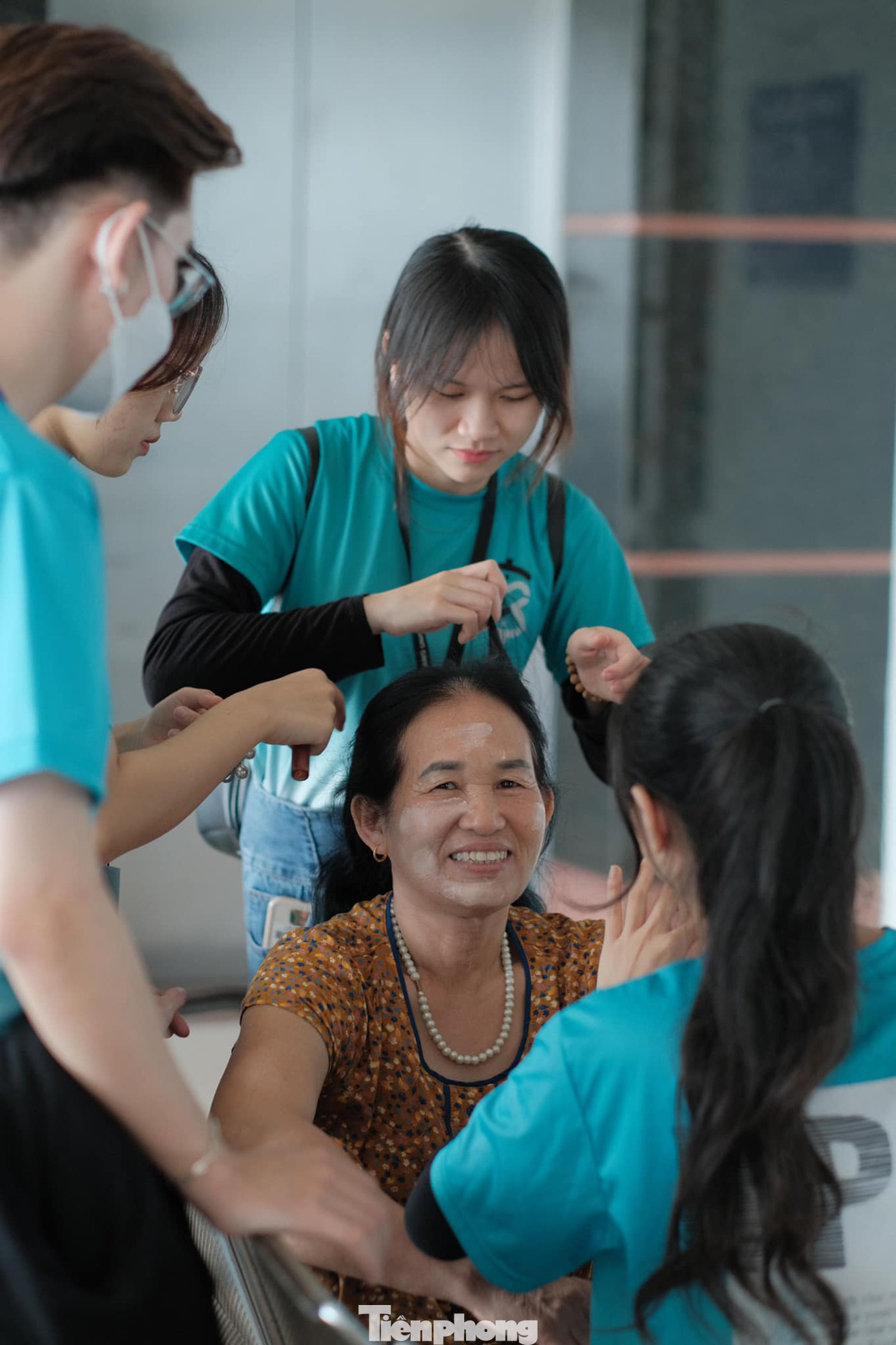 Mà còn làm đẹp cho các cô các chị, để đôi má thêm hồng, đôi môi thêm đỏ. Ảnh: Như Bảo